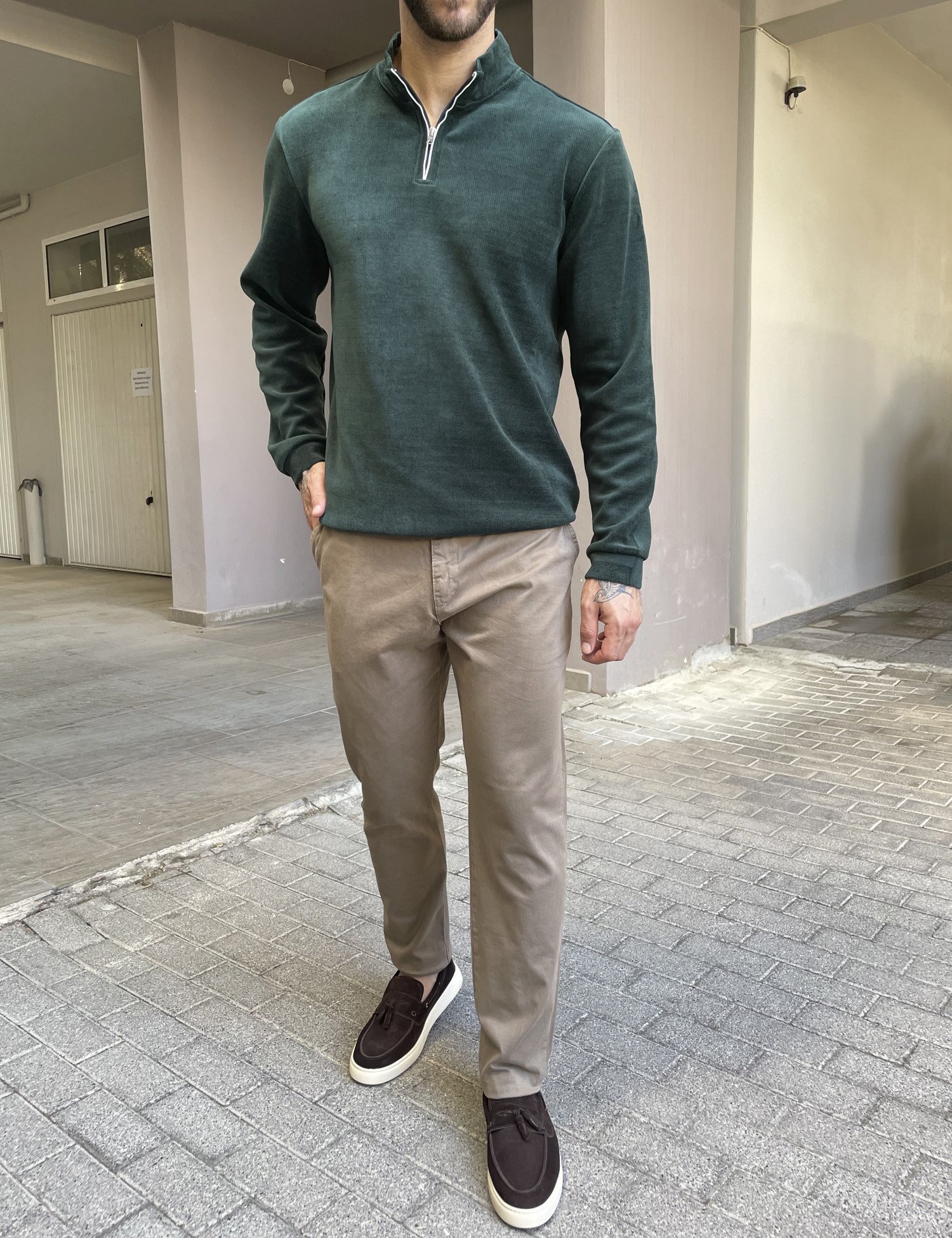 Ανδρικό κυπαρισσί πουλόβερ μονόχρωμο με γιακά και φερμουάρ 4477K φωτογραφία